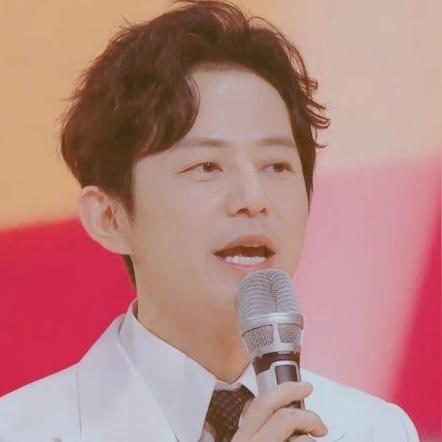 何炅最新照片曝光，魅力依旧风采不减岁月痕迹