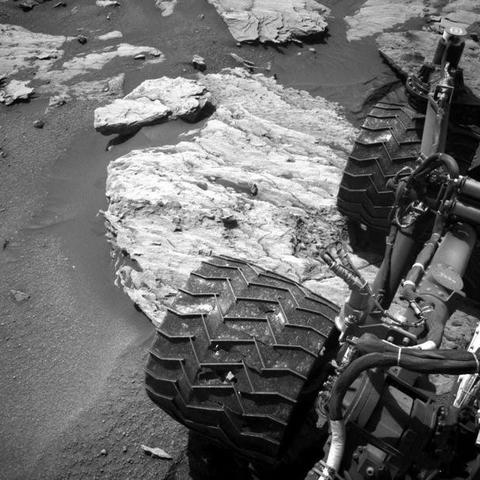 揭秘好奇号最新火星照片背后的神秘面纱