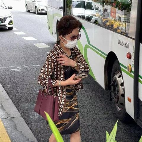 上海时尚街拍，潮流都市风采的交融