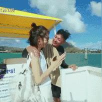 周冬雨余文乐事业蓬勃发展，私生活备受瞩目