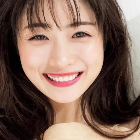 关晓彤最新美照曝光，青春魅力难挡