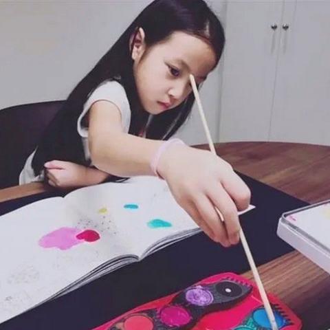 赵薇女儿最新照片曝光,星二代成长瞬间瞩目