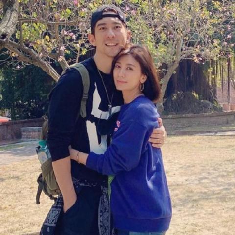 贾静雯携小咘咘亮相，美照曝光引热议