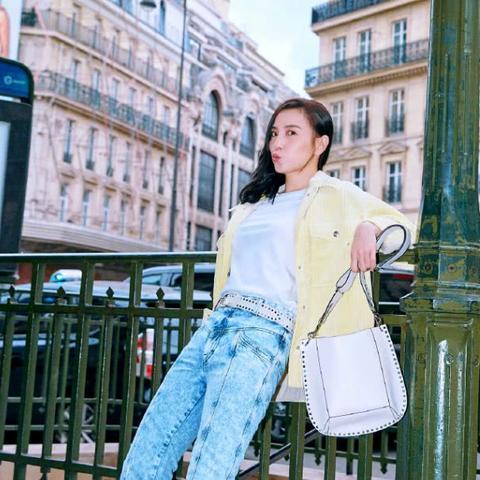 小宋佳最新街拍图片曝光，时尚潮流先锋