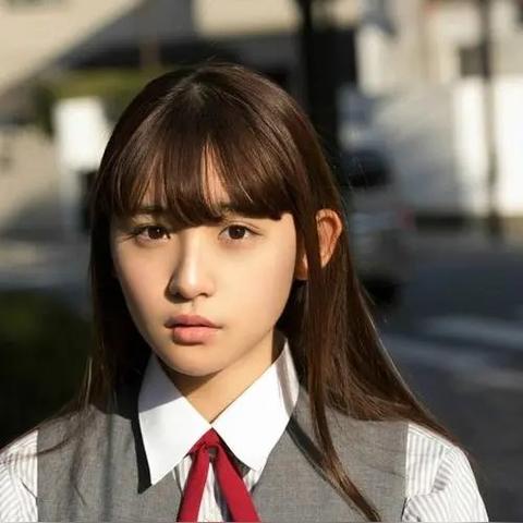浅川梨奈最新写真,自然魅力与优雅气质展现